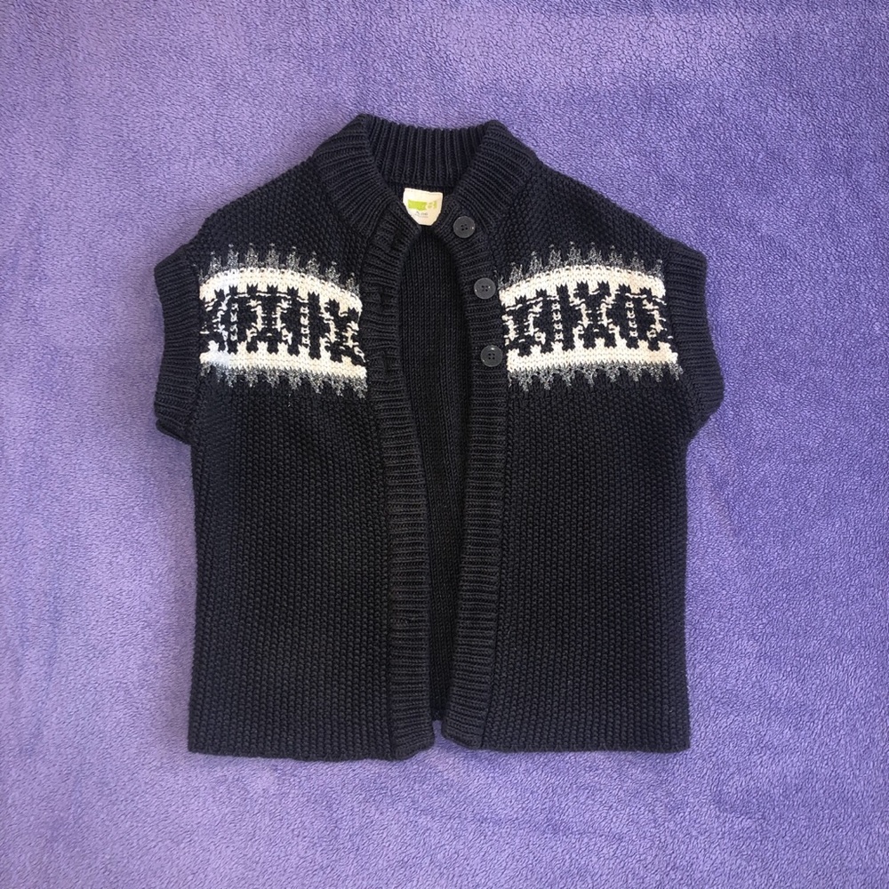 Super cute + comfortable short sleeve sweater❄️